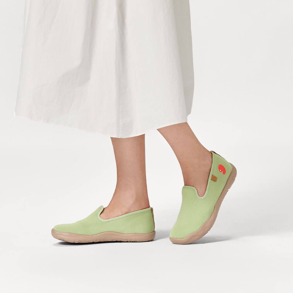 برشلونة للسيدات باللون الأخضر الفاتح